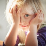 ۶ نشانه های کودک خجالتی + بازی درمانی