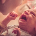 آرام کردن نوزادان| ۸ راه که گریه بی دلیل بچه را قطع کنیم