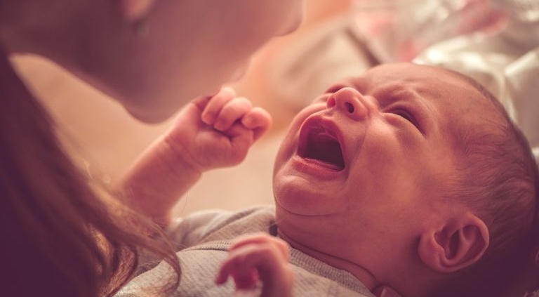 آرام کردن نوزادان| ۸ راه که گریه بی دلیل بچه را قطع کنیم