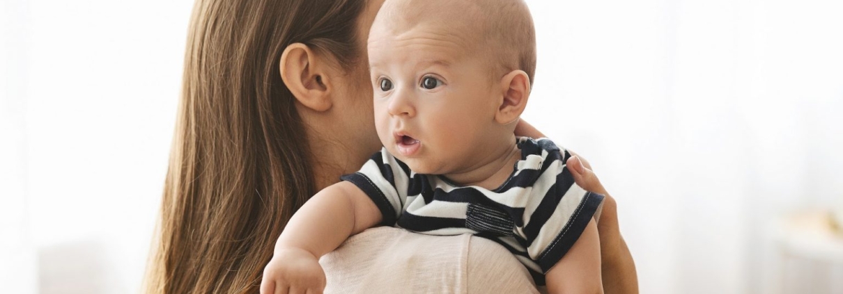 سریعترین روش آروغ گرفتن نوزاد : ۱۳ راه برتر برای آروغ زدن نوزاد