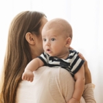 سریعترین روش آروغ گرفتن نوزاد : ۱۳ راه برتر برای آروغ زدن نوزاد