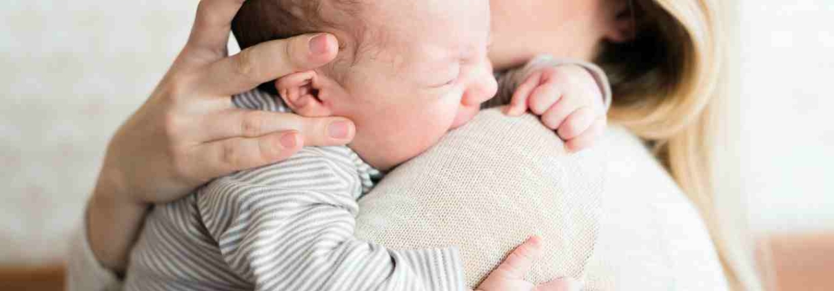 دلایل اصلی گریه نوزادان| ۹ روش خانگی برای آرام کردن نوزادان