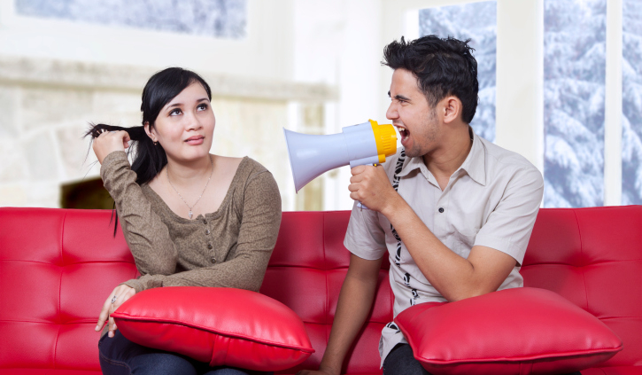 همسرتان زیاد حرف می زند؟ دیگر توان و تحمل ندارید؟