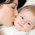 بوسیدن نوزاد ✔️ فواید و عوارض نگران کننده